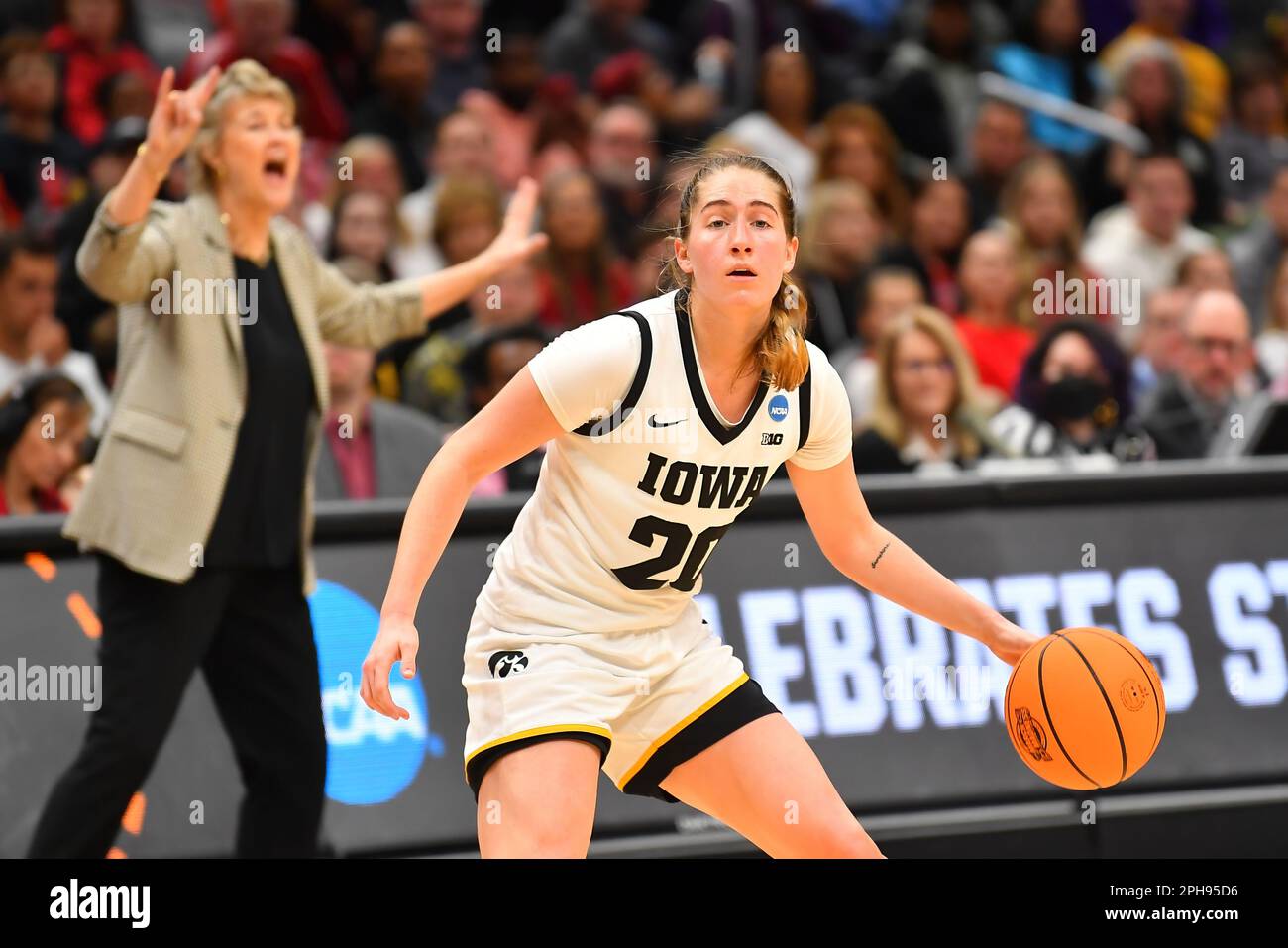 26 mars 2023 : les Hawkees de l'Iowa gardent Kate Martin (20) pendant le match de basket-ball final régional de la NCAA féminin entre Louisville et l'Iowa à l'aréna Climate gage à Seattle, WA. L'Iowa a battu Louisville 97-83 pour passer à la finale 4. Steve Faber/CSM Banque D'Images