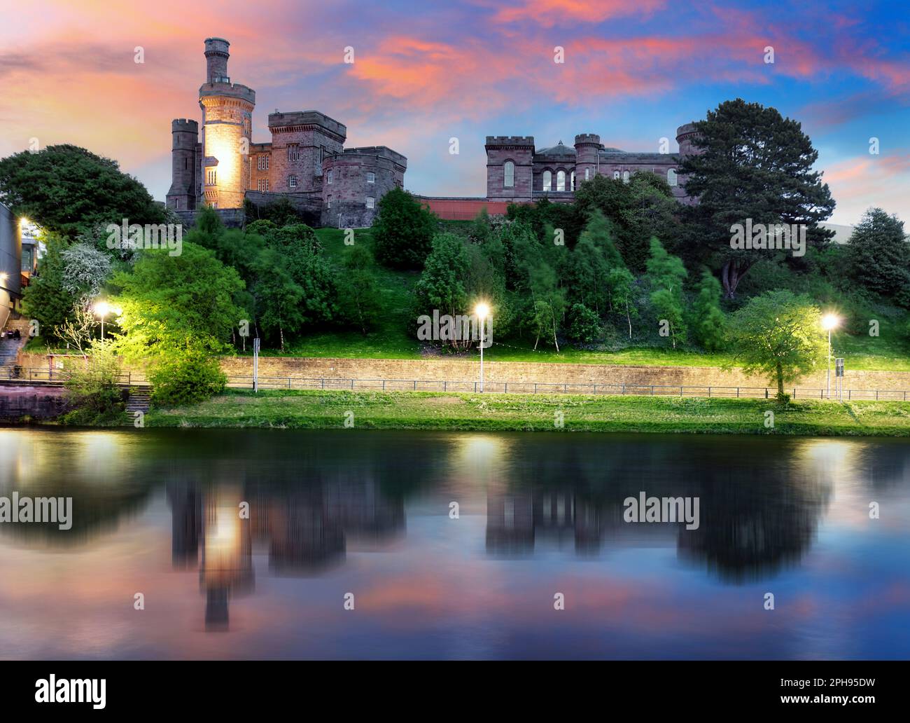 Ville d'Inverness avec château et rivière la nuit, Ecosse - Royaume-Uni Banque D'Images