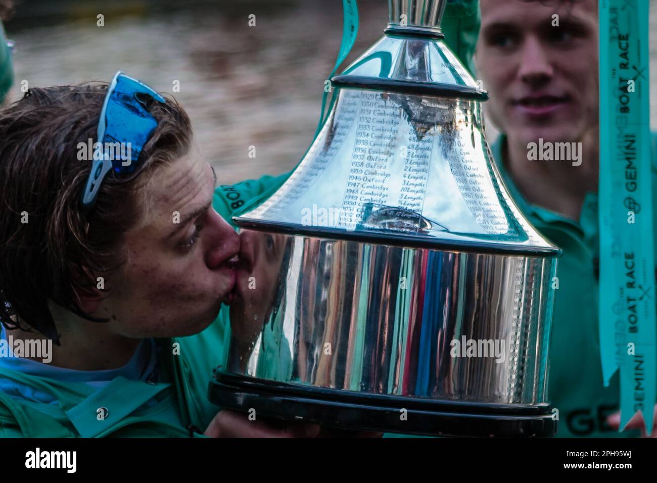 Un baiser de victoire pour l'équipe de Cambridge à l'Oxford / Cambridge Boat Race Londres 2023 Banque D'Images