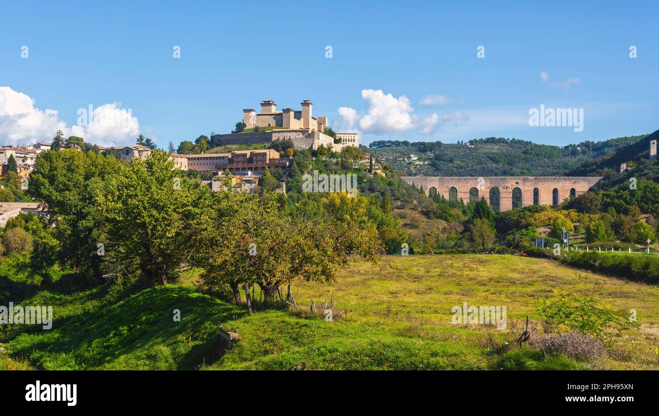 Spoleto, pont romain Ponte delle Torri et forteresse médiévale Rocca Albornoziana. Région de l'Ombrie, Italie, Europe. Banque D'Images