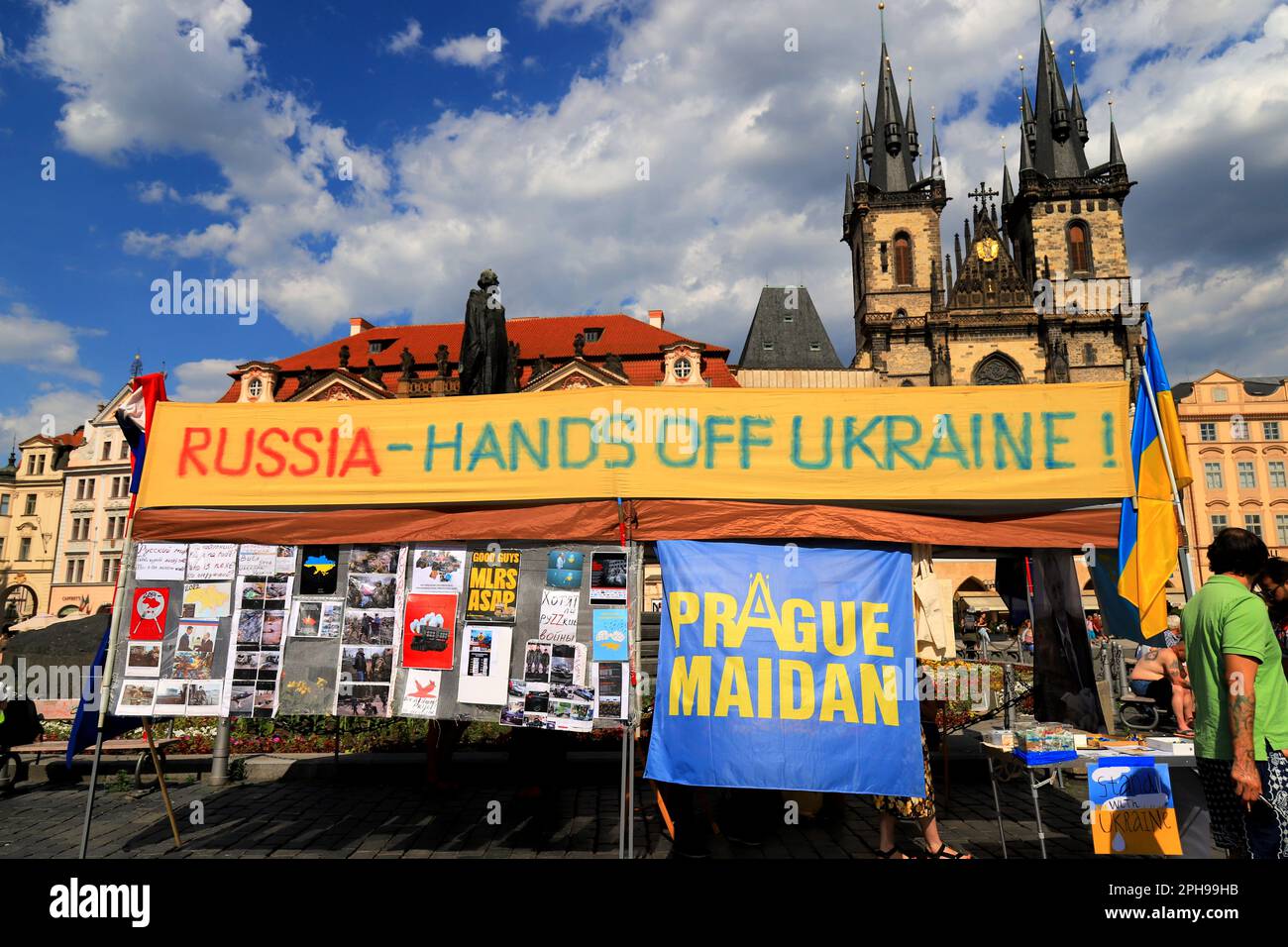 Affiche à Prague en faveur de l'Ukraine - Russie - remet l'Ukraine. Les Tchèques s'opposent à la guerre de la Russie contre l'Ukraine, sont aux côtés du peuple ukrainien. Prague, OL Banque D'Images