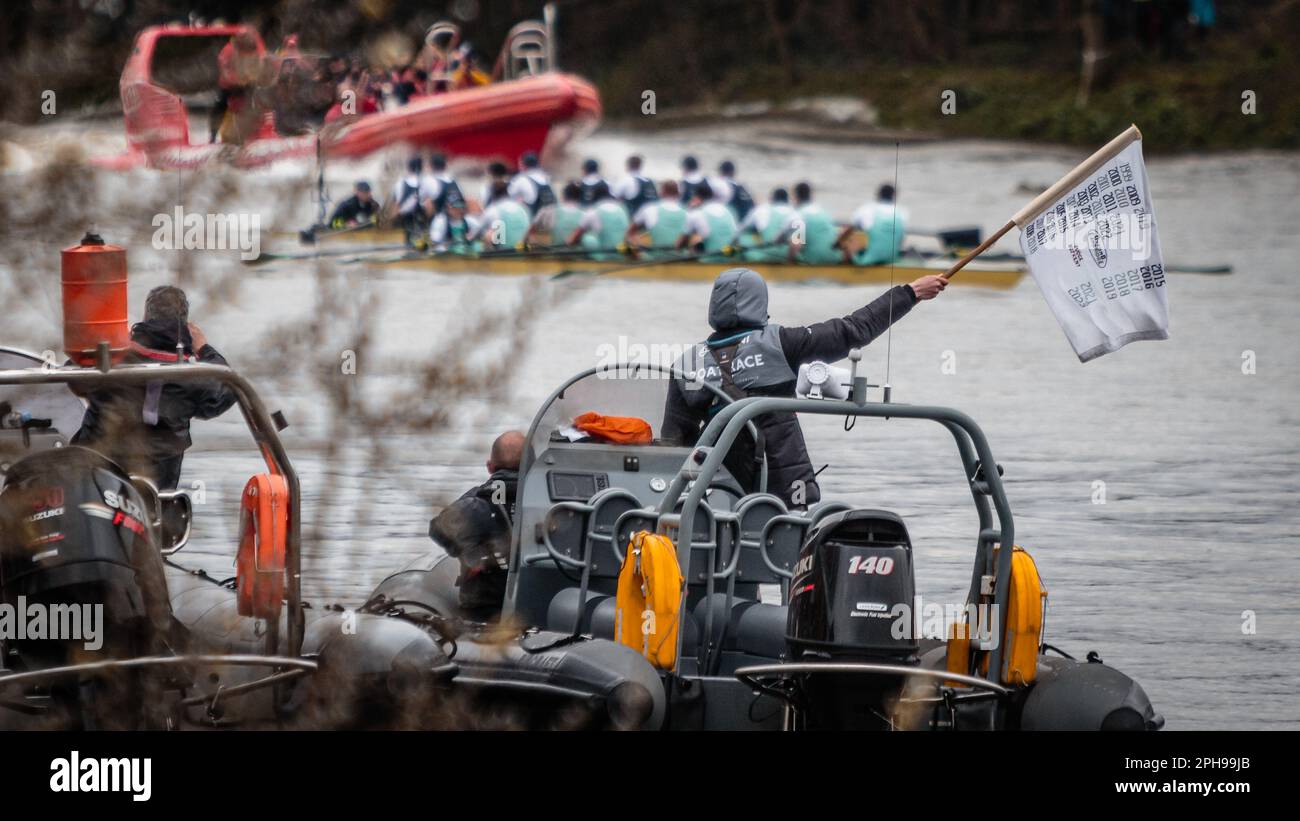 Drapeau de la ligne d'arrivée pour la course de bateaux Oxford / Cambridge pour hommes 2023 Banque D'Images