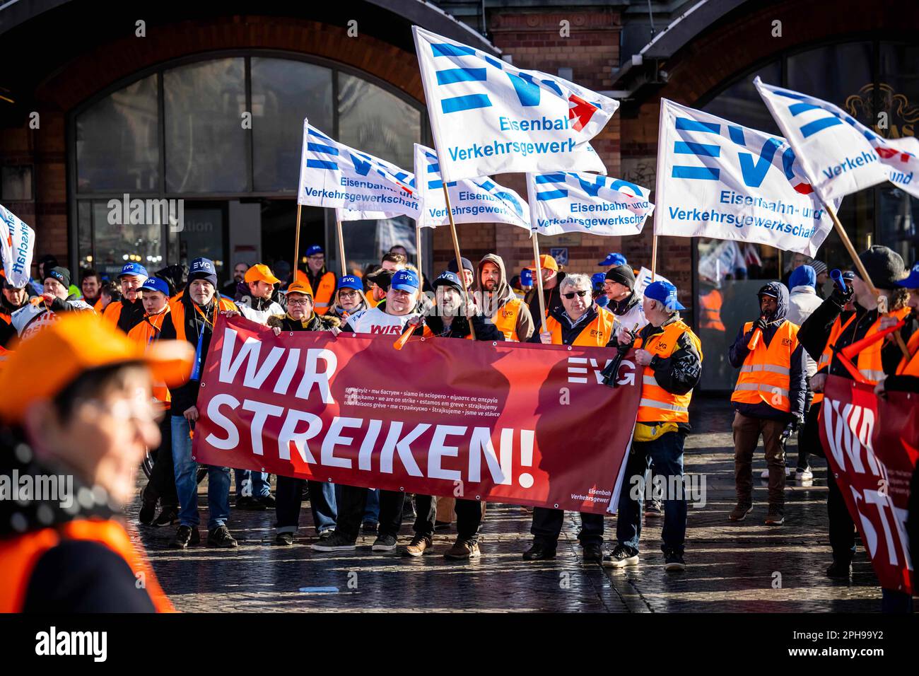 Brême, Allemagne. 27th mars 2023. Les manifestants de l'Union des chemins de fer et des transports (EVG) sont debout avec des écriteaux devant la gare principale. Avec une grève d'avertissement à grande échelle nationale, les syndicats EVG et Verdi ont paralysé lundi de grandes parties des transports publics. Credit: Sina Schuldt/dpa/Alay Live News Banque D'Images