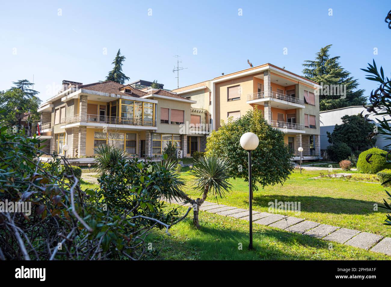 Tirana, Albanie. Mars 2023. Vue extérieure de la villa de l'ancien dictateur communiste Enver Hoxha dans le centre-ville Banque D'Images