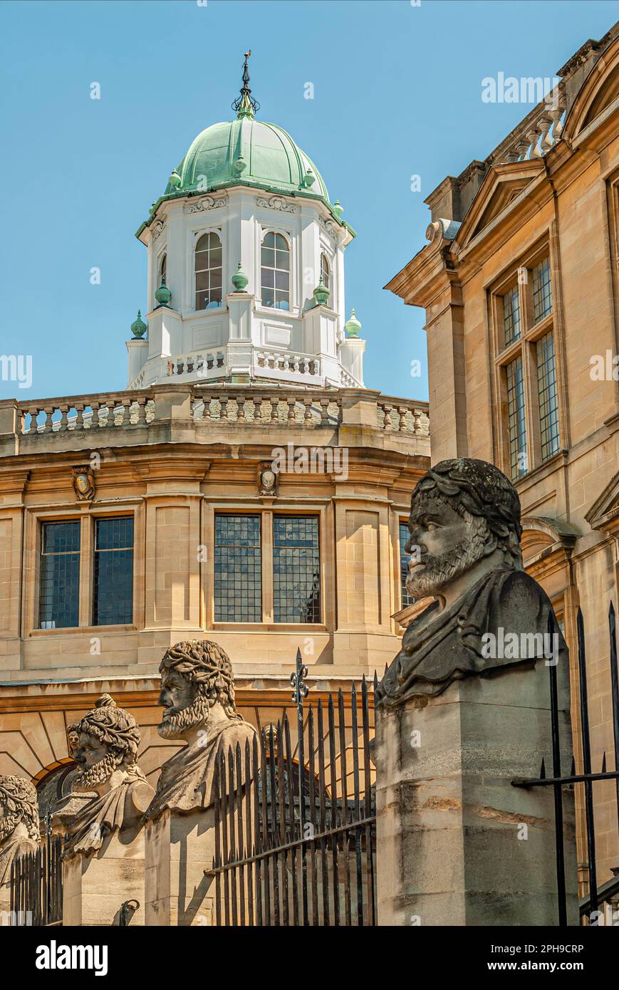 Sculptures devant le Sheldonian Theatre de l'Université d'Oxford, Oxfordshire, Angleterre Banque D'Images