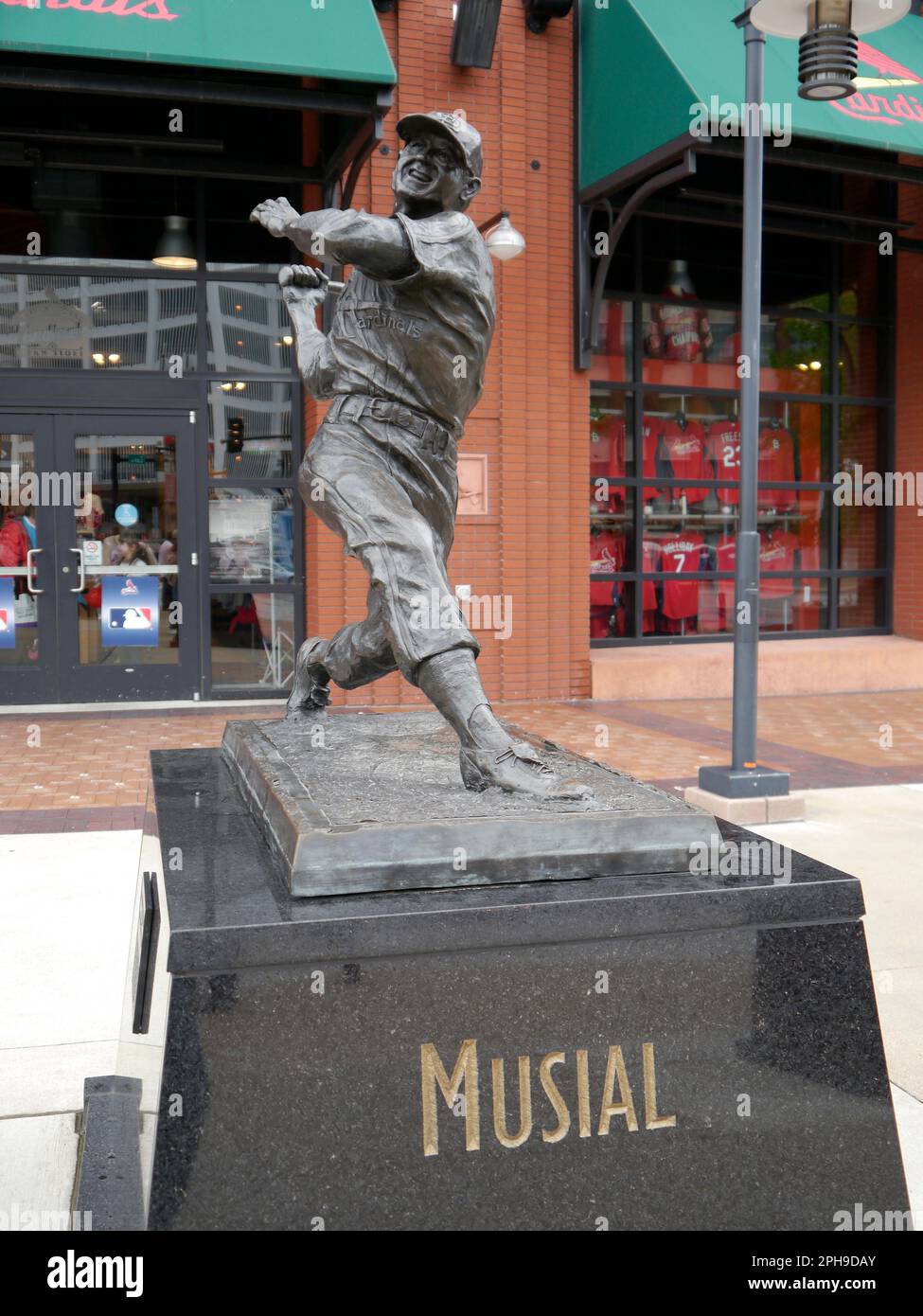 Une image en noir et blanc d'une statue de feu Stan Musial, un joueur de baseball légendaire Banque D'Images