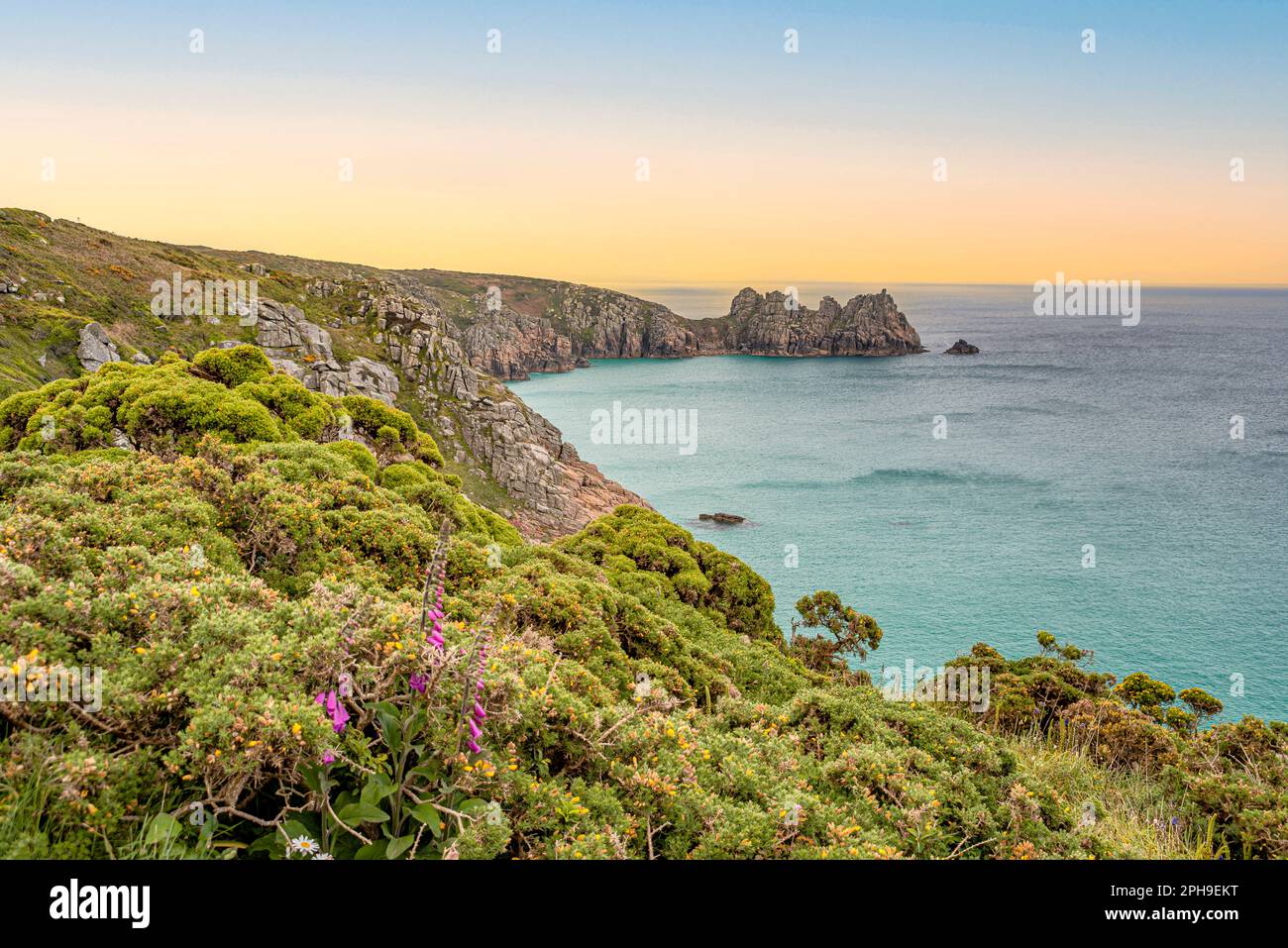Crépuscule sur la côte pittoresque près de Porthcurno, Cornouailles, Angleterre, Royaume-Uni Banque D'Images