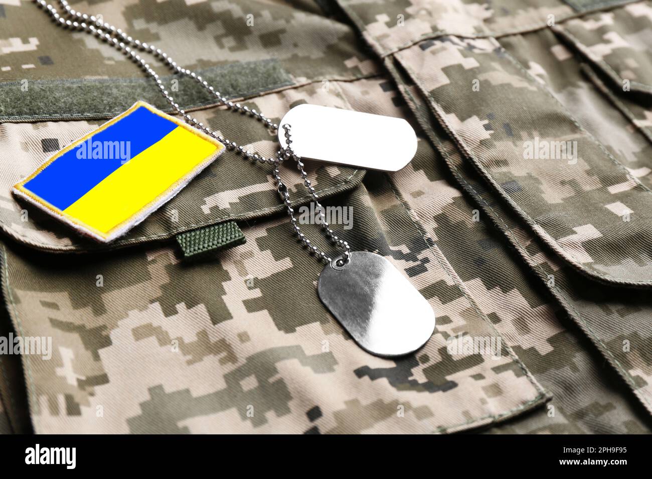 Drapeau de l'armée ukrainienne et étiquettes d'identification militaire sur l'uniforme de camouflage Banque D'Images