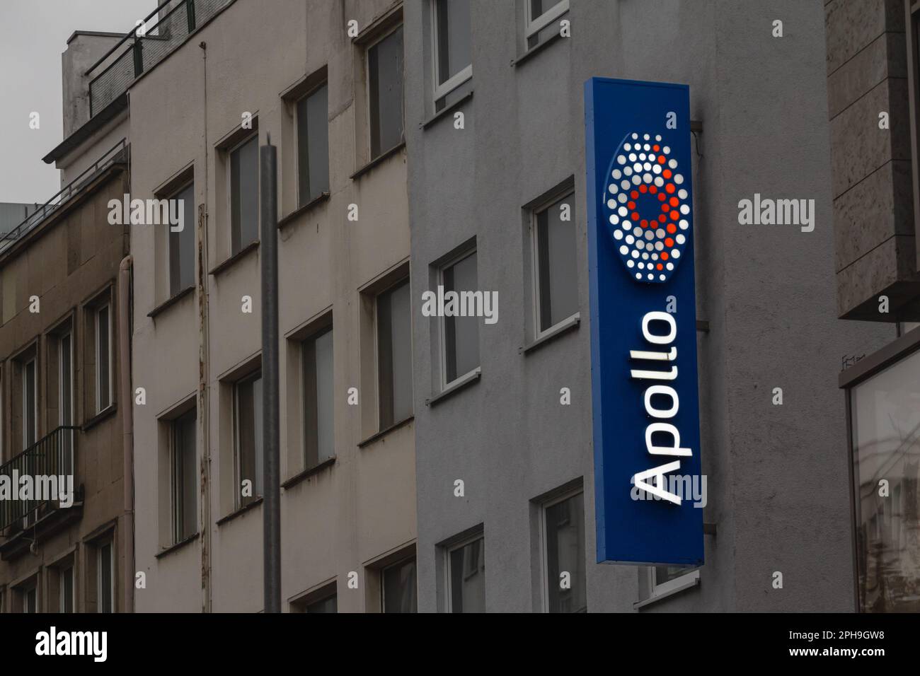 Photo d'un signe avec le logo d'Apollo Optik à Cologne, Allemagne. Apollo-Optik est une société d'optique allemande qui se concentre sur les lunettes de détail. C'était la fonderie Banque D'Images
