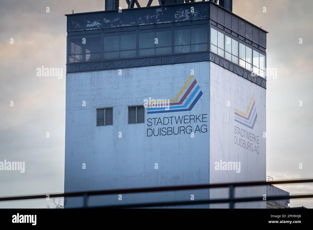 Photo d'un signe avec le logo de Stadtwerke Duisburg sur leur centrale électrique locale à Duisburg.Stadtwerke Duisburg AG est une société de services énergétiques qui Banque D'Images