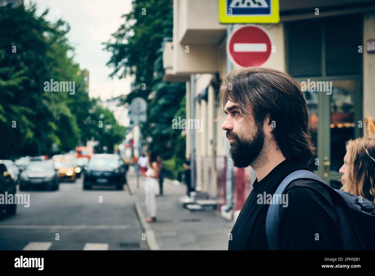 Homme barbu dans une rue de la ville Banque D'Images