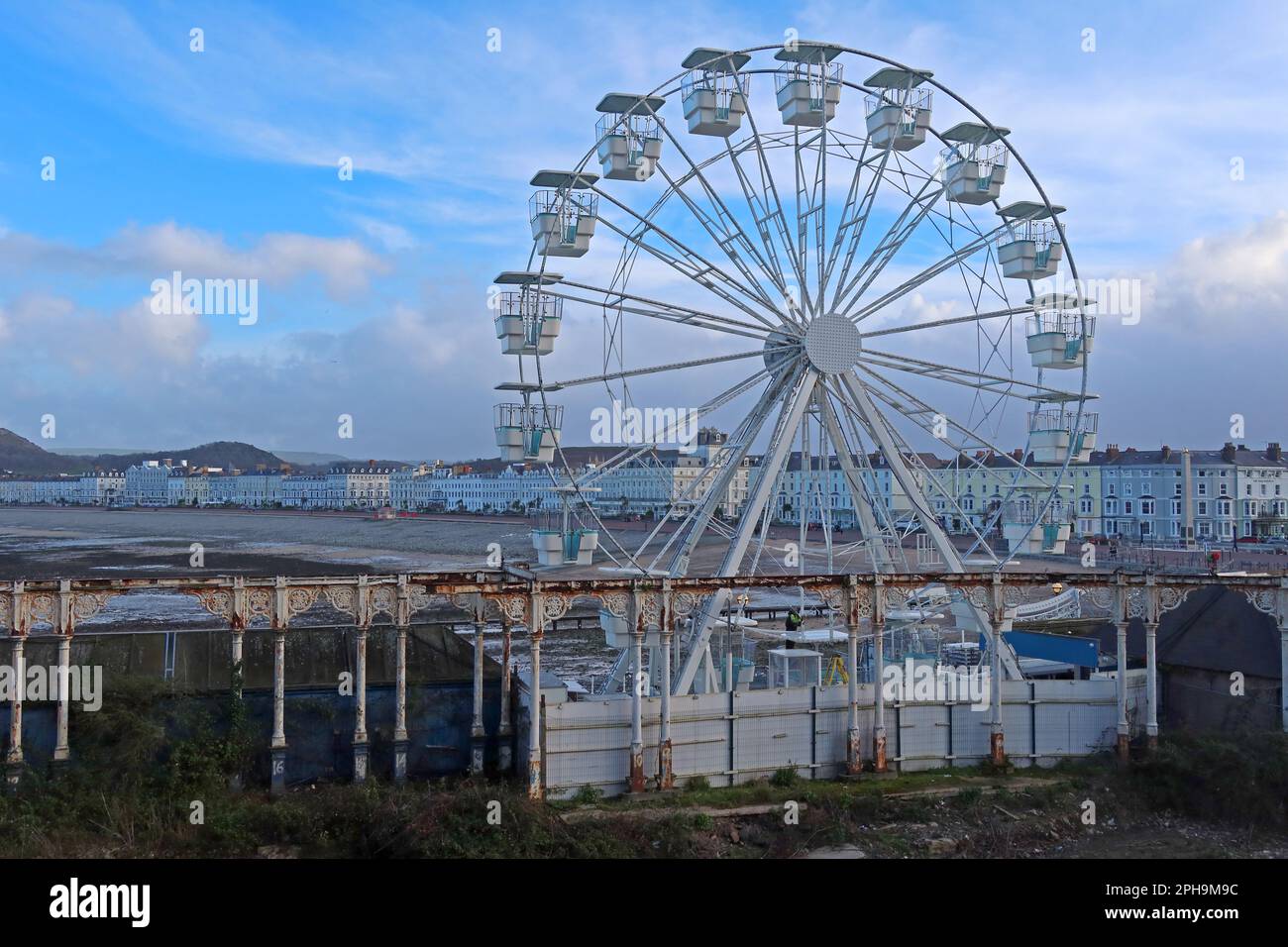 Grande grande roue de Ferris, près de l'ancienne jetée, jetée privée de Llandudno, North Parade, Llandudno, Conwy County, nord du pays de Galles, Royaume-Uni, LL30 2LP Banque D'Images