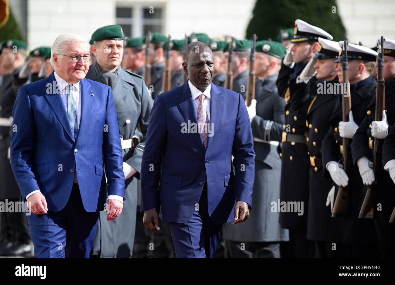 27 mars 2023, Berlin: Le Président allemand Frank-Walter Steinmeier (l) accueille William Samoei Ruto, Président du Kenya, avec des honneurs militaires devant le Palais Bellevue. Photo: Bernd von Jutrczenka/dpa Banque D'Images