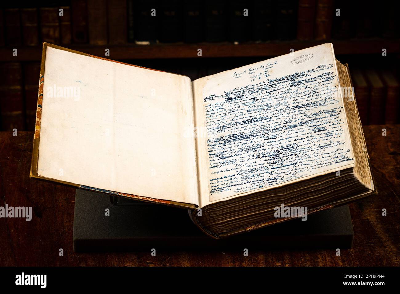 Wisbech, UK, 24, March,2023 page d'ouverture du manuscrit montrant le titre. Le manuscrit original de Charles Dickens Great Expectations, habituellement conservé dans la voûte du Musée Wisbech et Fenland, sera présenté pendant deux semaines à partir de ce mercredi - 29th mars. Le manuscrit terminé en 1861 a été légué au musée par Chauny Hare Townshend en 1868. Dickens d'autres œuvres sont tenues dans le V et A. le manuscrit a quatre lignes enfermées et rayées par Dickens montrant qu'il a changé son original se terminant après les conseils de son ami Edward Bulwer-Lytton pour l'adoucir en le rendant plus amb Banque D'Images