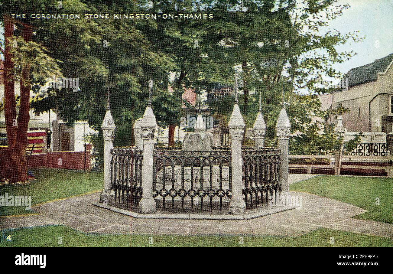 Surrey, Angleterre. Carte postale ancienne intitulée « The Coronation Stone, Kingston-on-Thames ». Dépeint la pierre de couronnement, qui est un ancien bloc de pierre sarsen qui aurait été le site du couronnement de sept rois anglo-saxons. Banque D'Images