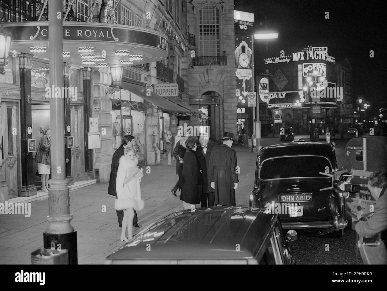 Londres. vers.1967. Une photographie de Mia Farrow et de Laurence