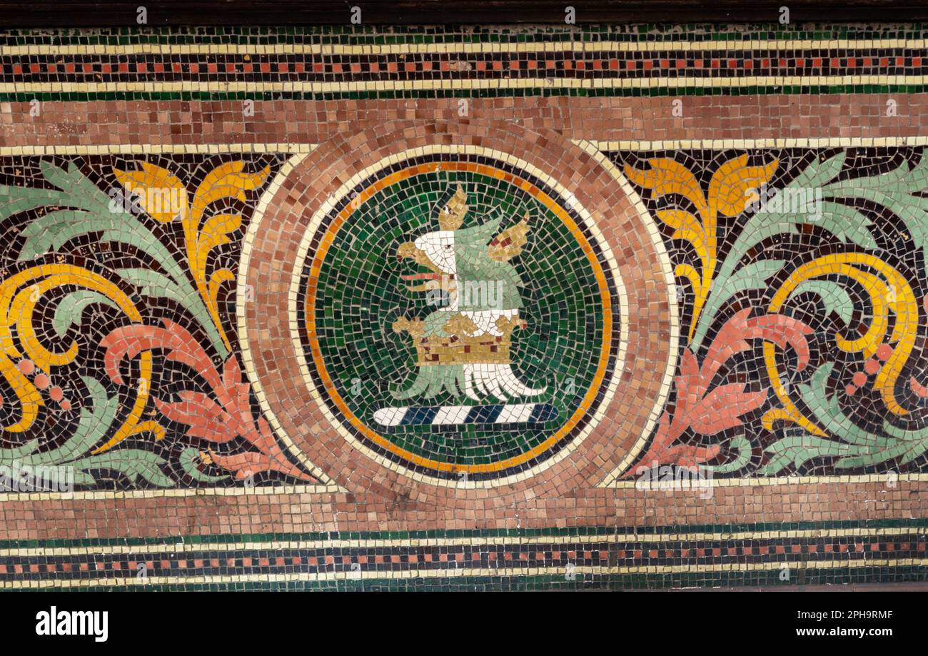 Mosaïque ornée sur un mur à Liverpool montrant un oiseau de foie Banque D'Images