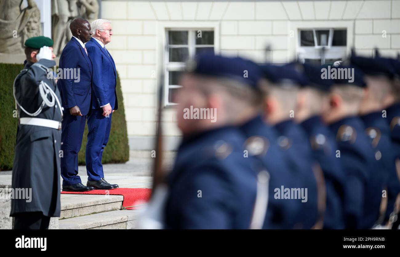 Berlin, Allemagne. 27th mars 2023. Le Président allemand Frank-Walter Steinmeier (r) souhaite la bienvenue à William Samoei Ruto, Président du Kenya, avec des honneurs militaires à l'extérieur du Palais Bellevue. Ruto, un homme politique kenyan, est le cinquième président de la République du Kenya depuis septembre 2022. Credit: Bernd von Jutrczenka/dpa/Alamy Live News Banque D'Images