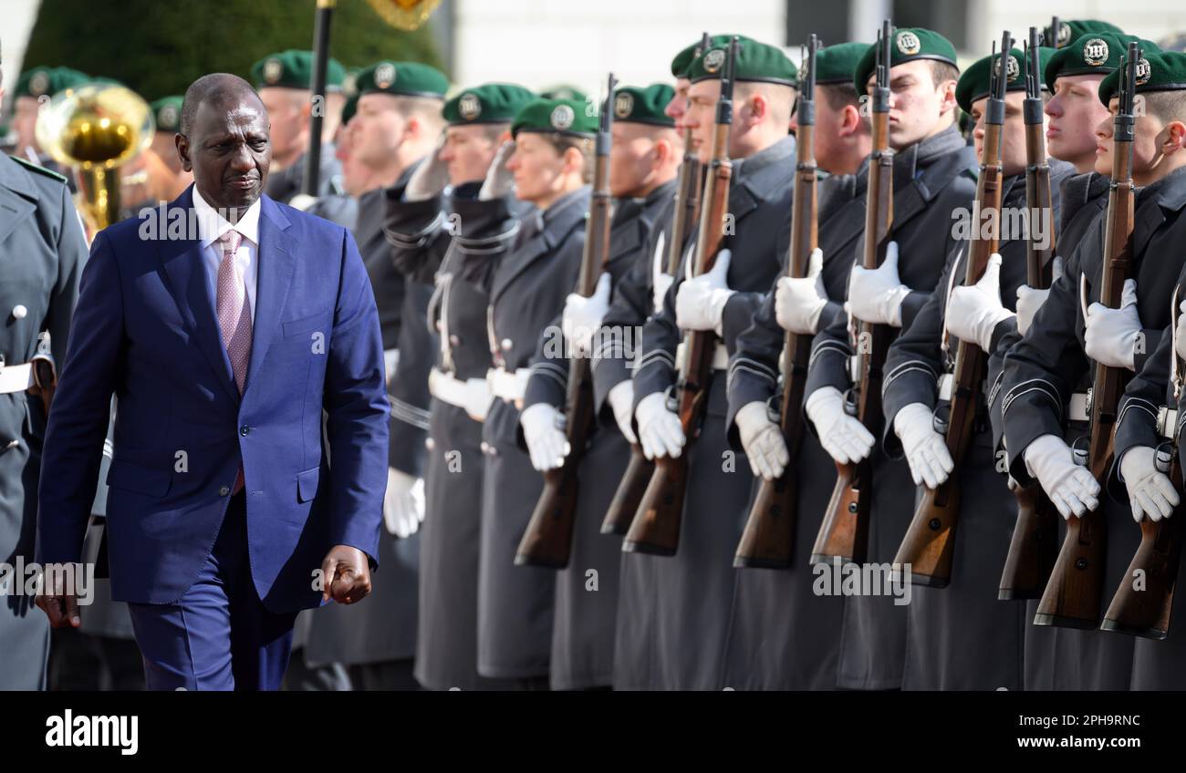 Berlin, Allemagne. 27th mars 2023. William Samoei Ruto, Président du Kenya, est accueilli par le Président allemand Steinmeier avec des honneurs militaires devant le Palais Bellevue. Le politicien kenyan Ruto est le cinquième président de la République du Kenya depuis septembre 2022. Credit: Bernd von Jutrczenka/dpa/Alamy Live News Banque D'Images