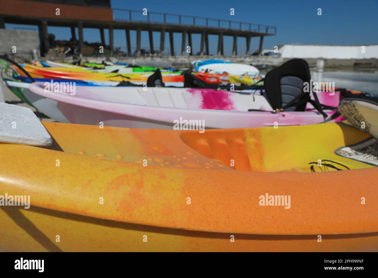 Nombreux kayaks colorés près de la mer, vue rapprochée Banque D'Images Nombreux kayaks colorés près de la mer, vue rapprochée Banque D'Images