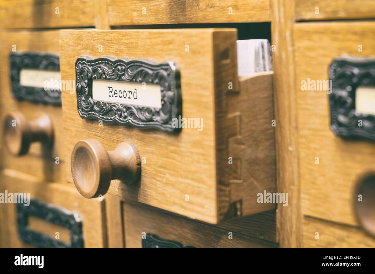 La carte Archives anciens en bois , Catalogue Catalogue fichier fort, base de données, index , Bibliothèque et archives concept. Banque D'Images