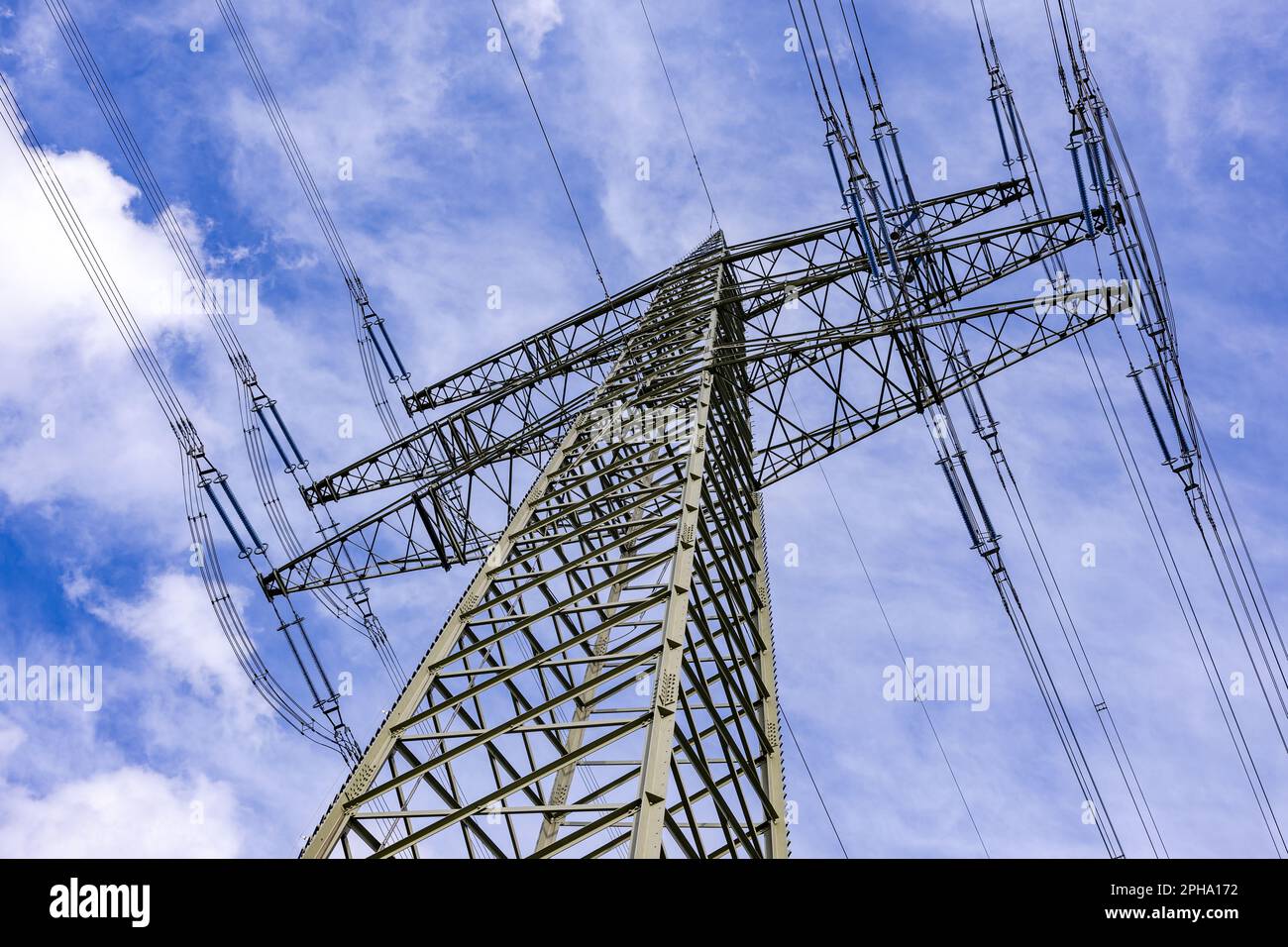 Construction de pôles de puissance en acier avec de nombreux fils pour le transport de l'électricité sur terre, Allemagne Banque D'Images