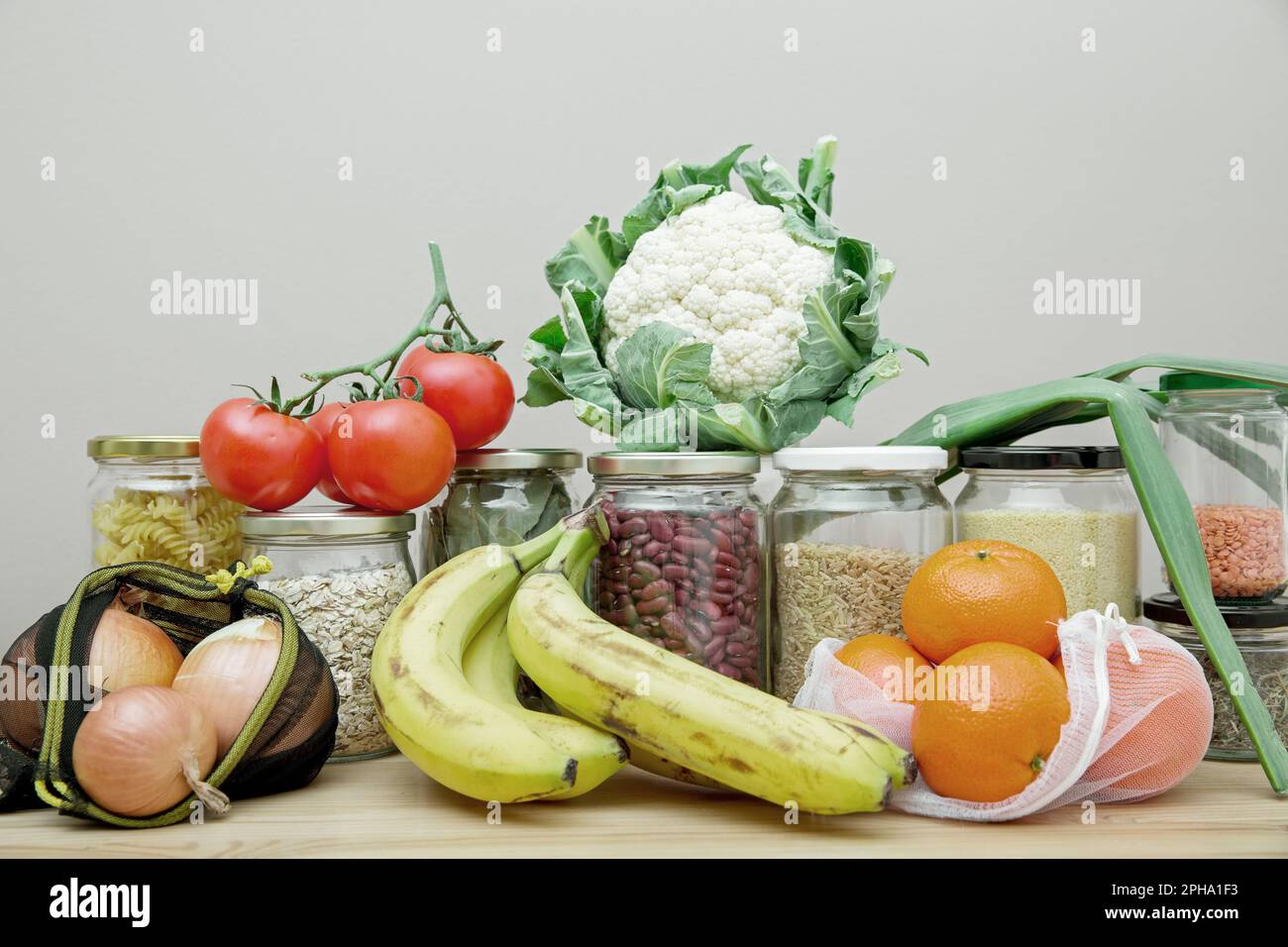 Composition des aliments dans des emballages réutilisables, des sacs en maille et des bocaux en verre. Le concept de la vie et du shopping sans gaspillage. Pas de plastique. Banque D'Images