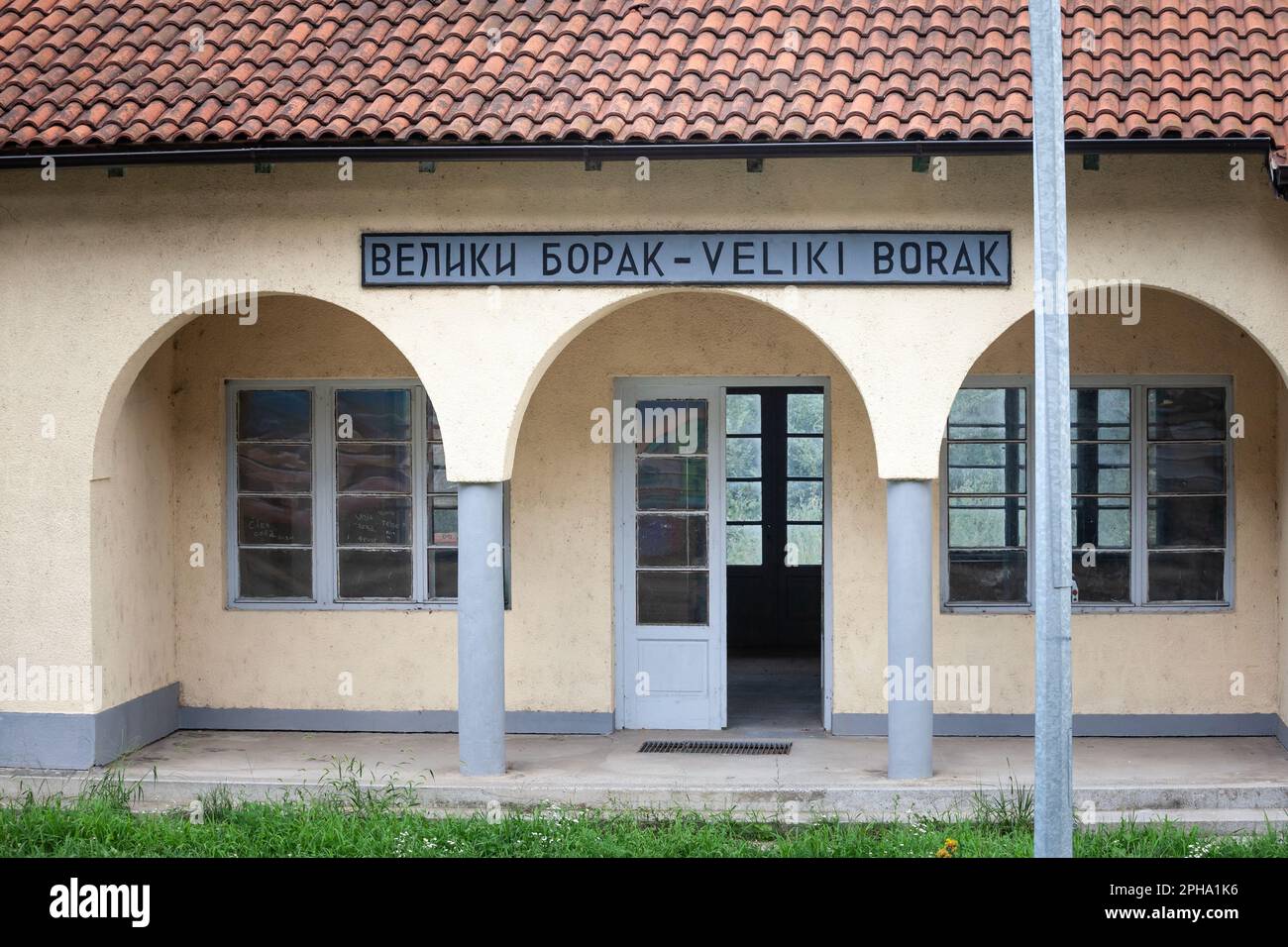Photo du bâtiment principal de la gare de Veliki Borak, en Serbie. C'est une gare rurale appartenant aux chemins de fer serbes. Banque D'Images
