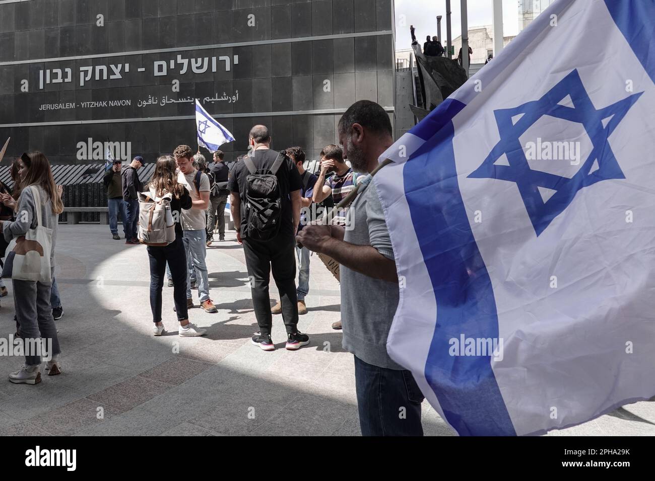 Jérusalem, Israël. 27th mars 2023. Des dizaines de milliers de manifestants arrivent de tout le pays à la gare Itzhak Navon de Jérusalem pour protester devant la Knesset, le Parlement israélien. Une grève générale a été annoncée dans tout le pays, fermant les universités, les vols internationaux sortants et les services médicaux à la suite de la destitution par Netanyahou du ministre de la Défense Galant pour avoir publiquement annoncé son opposition à la législation révisant le système judiciaire, donnant ainsi au gouvernement de Netanyahou une voie pour annuler les décisions de la Cour suprême. Crédit : NIR Amon/Alamy Live News Banque D'Images