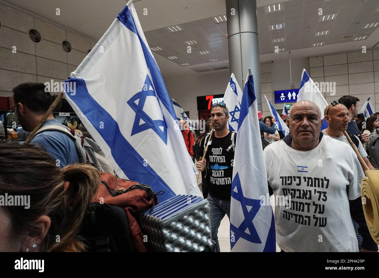 Jérusalem, Israël. 27th mars 2023. Des dizaines de milliers de manifestants arrivent de tout le pays à la gare Itzhak Navon de Jérusalem pour protester devant la Knesset, le Parlement israélien. Une grève générale a été annoncée dans tout le pays, fermant les universités, les vols internationaux sortants et les services médicaux à la suite de la destitution par Netanyahou du ministre de la Défense Galant pour avoir publiquement annoncé son opposition à la législation révisant le système judiciaire, donnant ainsi au gouvernement de Netanyahou une voie pour annuler les décisions de la Cour suprême. Crédit : NIR Amon/Alamy Live News Banque D'Images