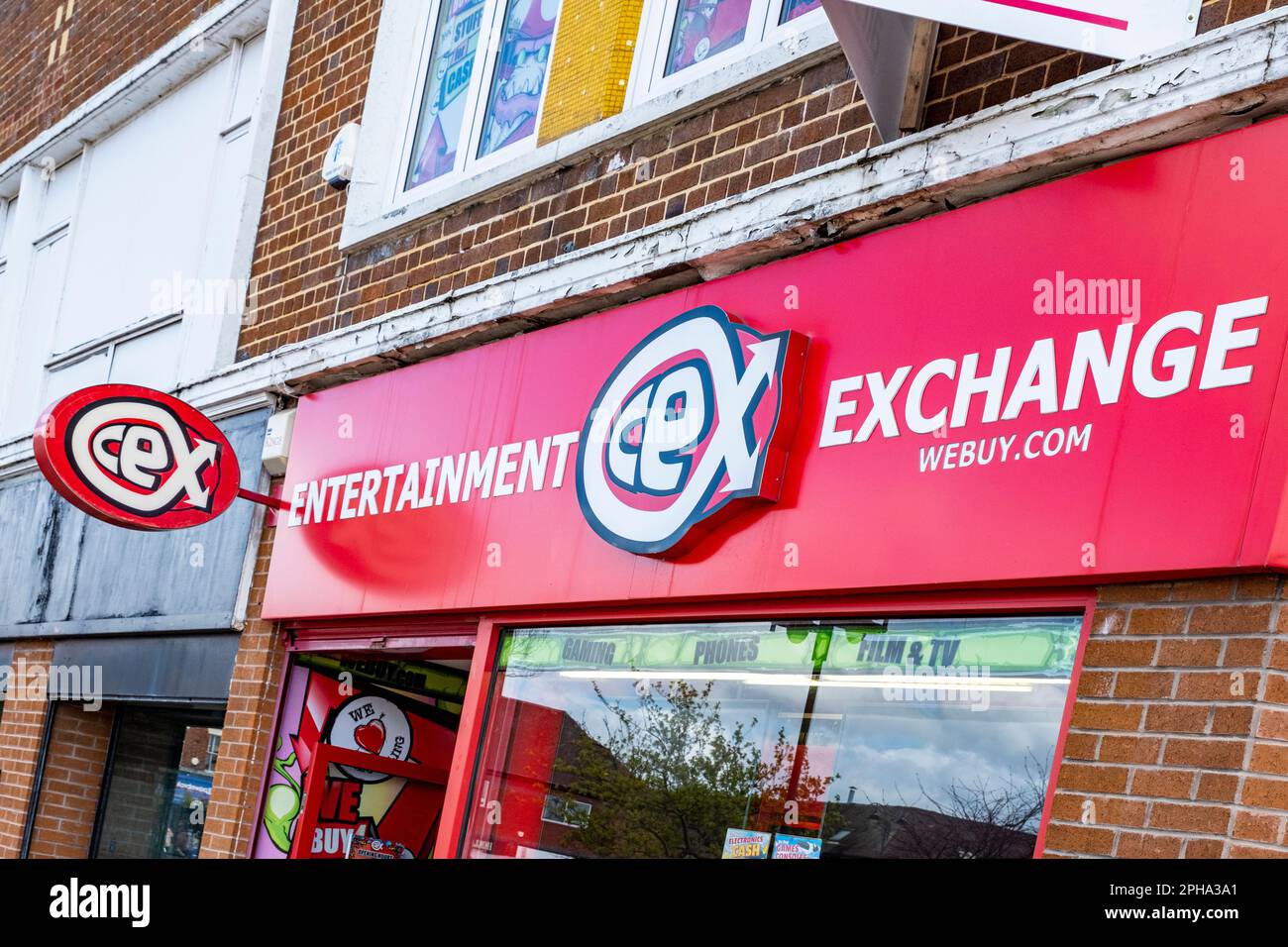 Affiche ou logo de la boutique d'échange de divertissement sur le mur extérieur du Royaume-Uni Banque D'Images
