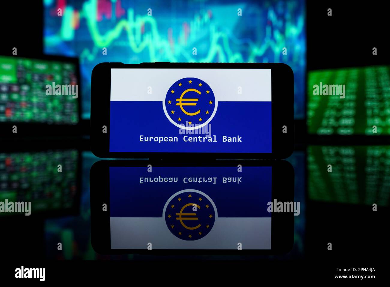 Kaunas, Lituanie - 2023 27 mars: La crise économique dans la zone euro. Logo de la banque centrale européenne à l'écran. La BCE augmente les taux d'intérêt. Pho de haute qualité Banque D'Images