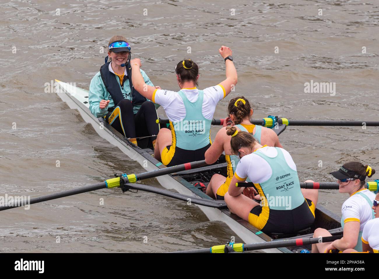 Course de bateaux 2023. Blondie, équipe de la réserve féminine de Cambridge célébrant la victoire. Cox Kate Crowley Banque D'Images