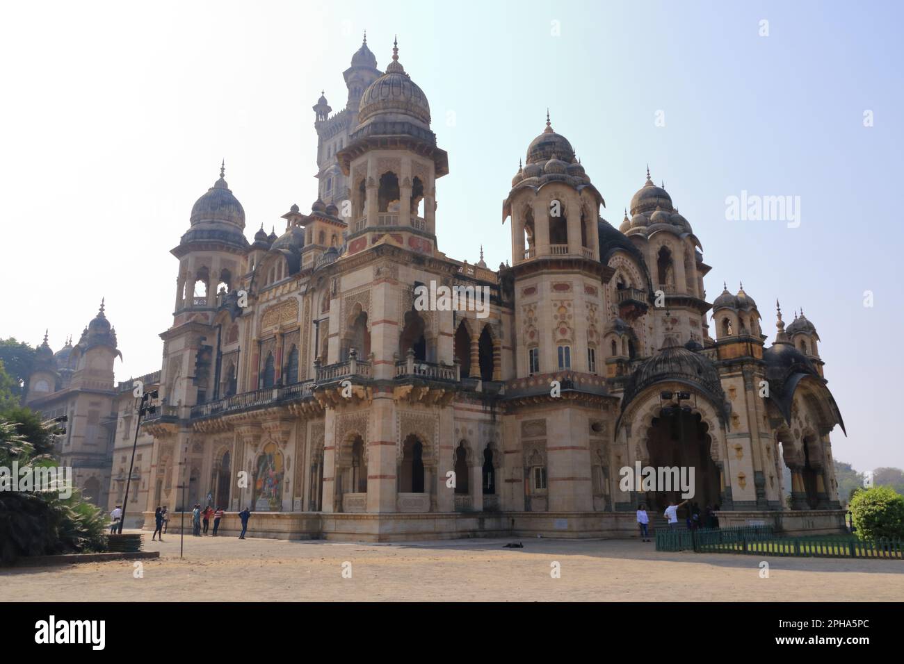 25 décembre 2022 - Vadodara, Baroda, Gujarat en Inde: Les gens visitent le palais Laxmi Vilas Banque D'Images