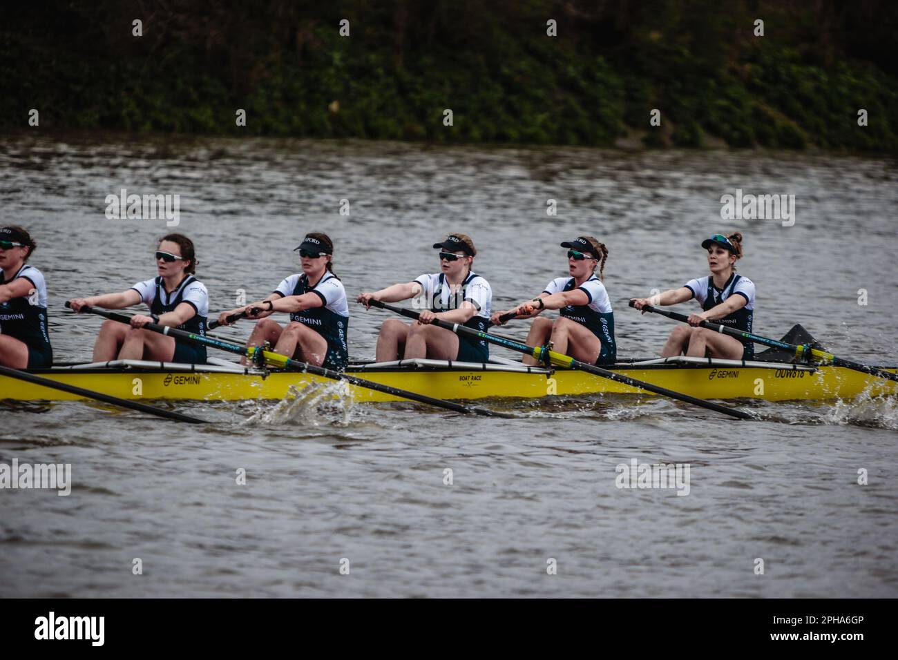 L'équipe féminine d'Oxford sur l'eau à la course de bateaux Oxford / Cambridge 2023 Banque D'Images