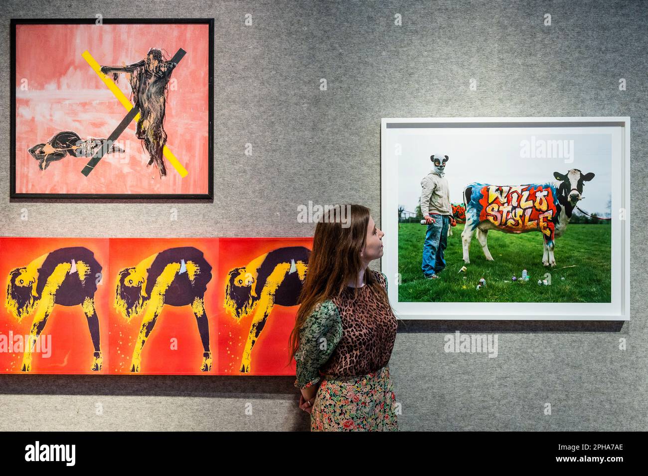 Londres, Royaume-Uni. 27th mars 2023. Tim Walker, Banksy et son Wild style Cow. Oxfordshire, 2007, 2019, est £8 000 et autres travaux - £12 000 - Aperçu de Bonhams britannique. Froid. vente. La vente a lieu le 29 mars à New Bond Street. Crédit : Guy Bell/Alay Live News Banque D'Images