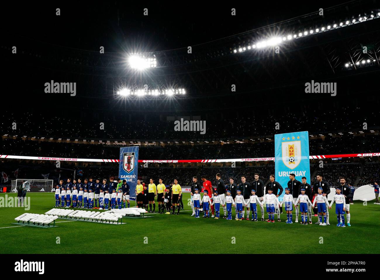 PAS DE VENTES AU JAPON! Avant le jeu, armoiries des pays, dispositif, photo symbolique, motif marginal, à partir de onze, Hymnes nationaux, football country match, football KIRIN Challenge Cup 2023 Japon - Uruguay JPN -URY 1: 1, Stade national de Tokyo, 24 mars 2023, à Tokyo/Japon. ? Banque D'Images