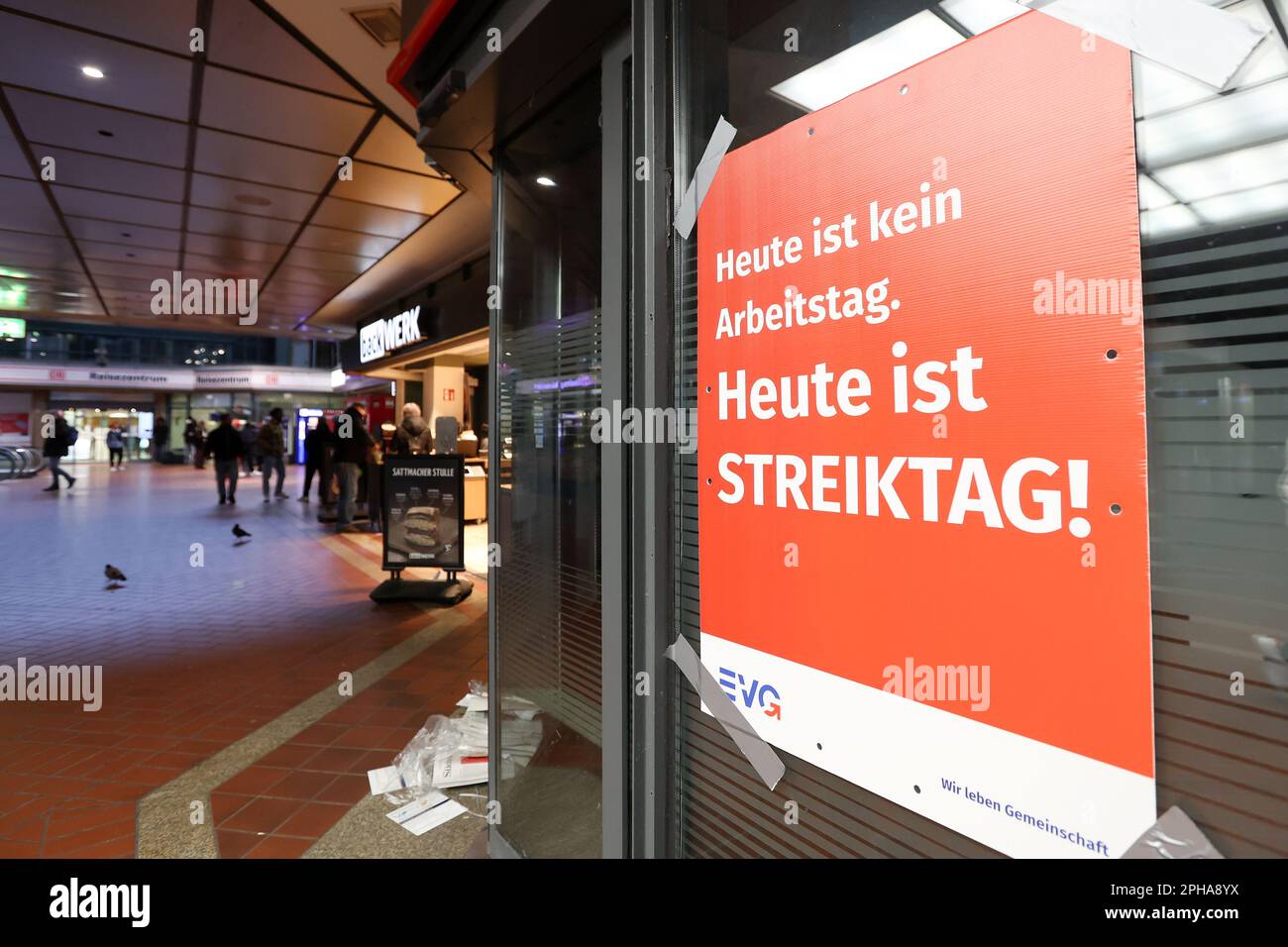 Hambourg, Allemagne. 27th mars 2023. Une affiche avec l'inscription "aujourd'hui n'est pas un jour ouvrable. Aujourd'hui, c'est le jour de la grève ! » On peut le voir à la gare principale de Hambourg vers midi. Avec une grève d'avertissement à grande échelle nationale, les syndicats EVG et Verdi ont paralysé une grande partie du système de transports publics lundi. Crédit : Bodo Marks/dpa/Alay Live News Banque D'Images