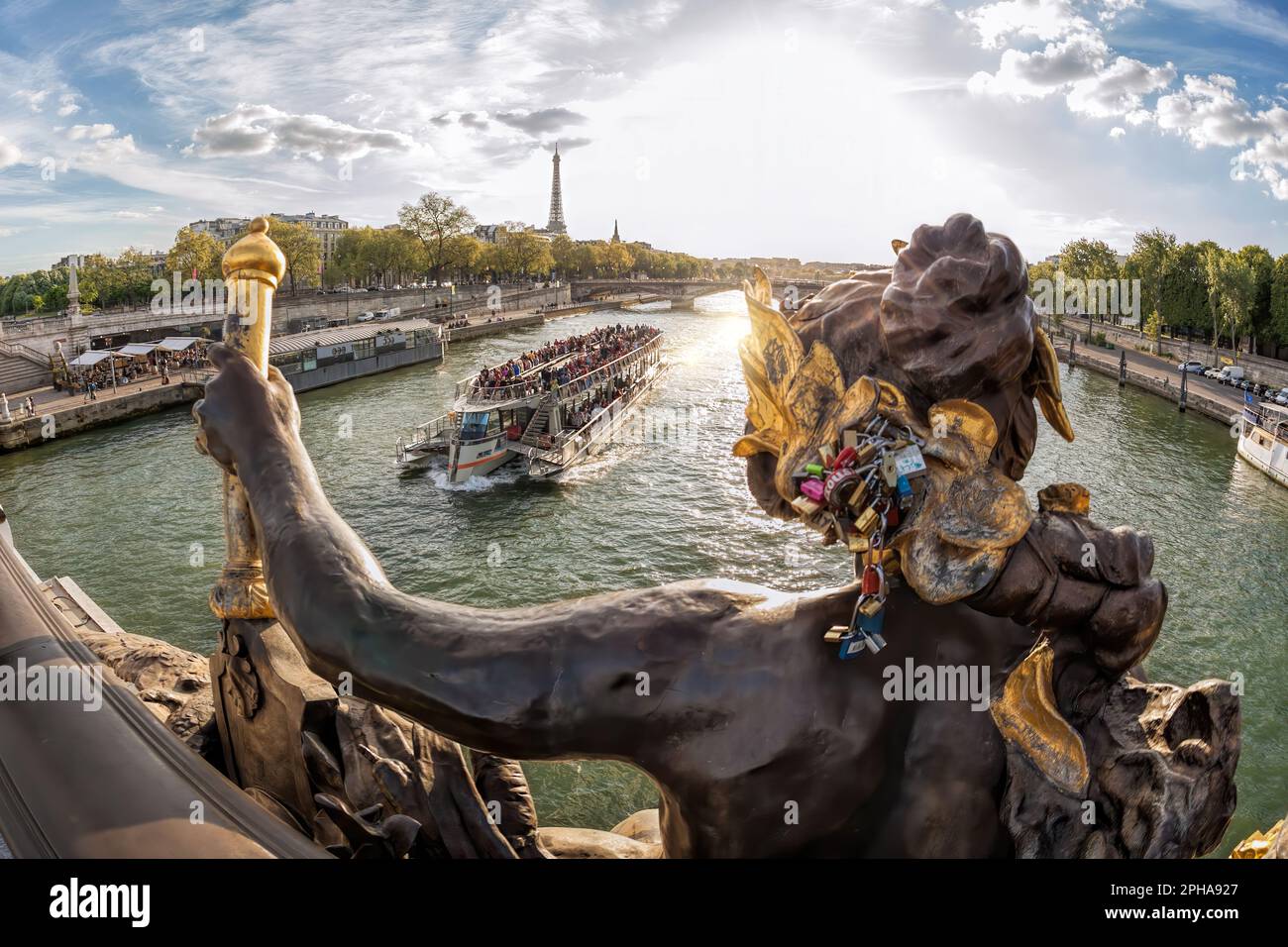 Le Pont Alexandre III (pont) avec sculptures sur bateau touristique sur Seine et Tour Eiffel à Paris, France Banque D'Images