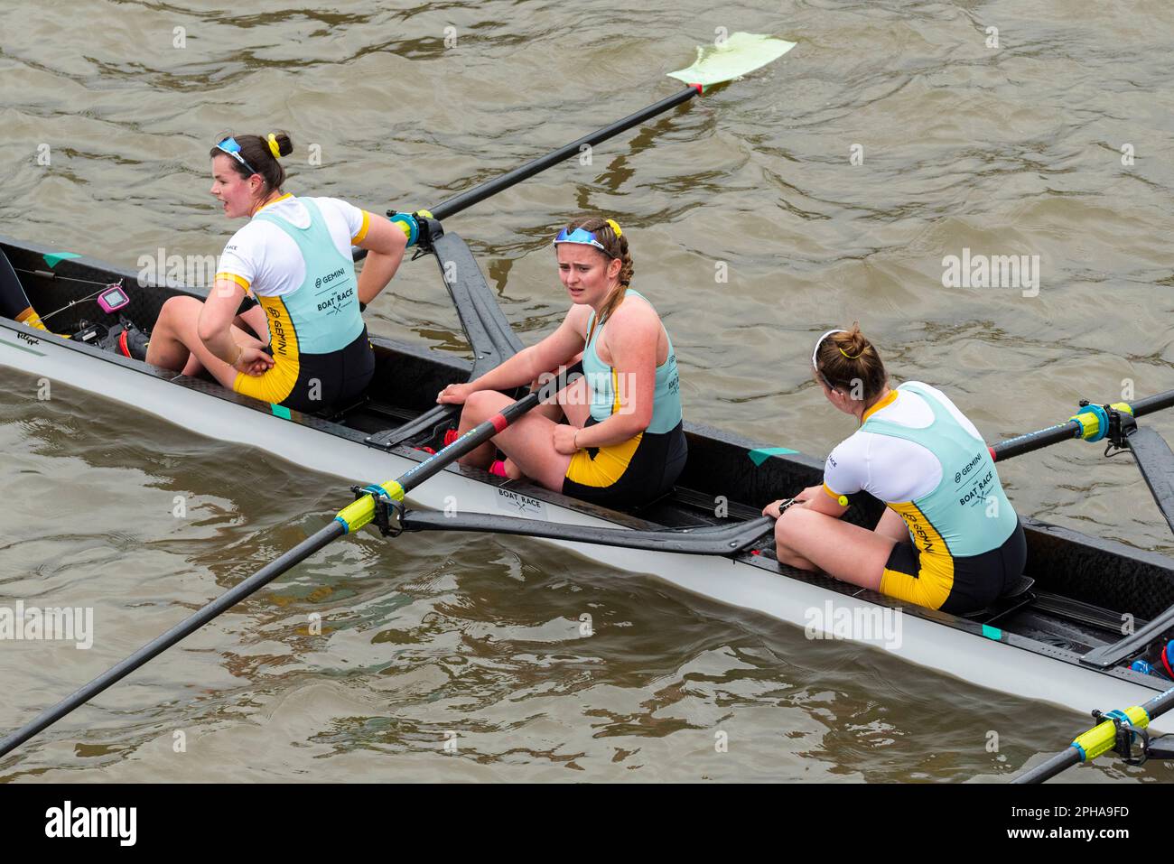 Course de bateaux 2023. Blondie, équipe de la réserve féminine de Cambridge célébrant la victoire. Position 7 Iris Powell du lanceur Banque D'Images