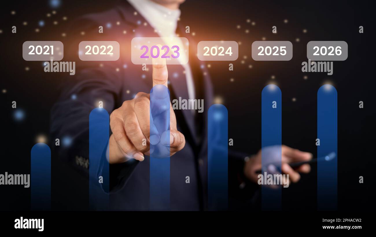 Futur concept d'affaires en ligne 2023. Homme d'affaires touche l'écran virtuel avec l'icône 2023 pour créer un réseau d'entreprise efficace. Banque D'Images