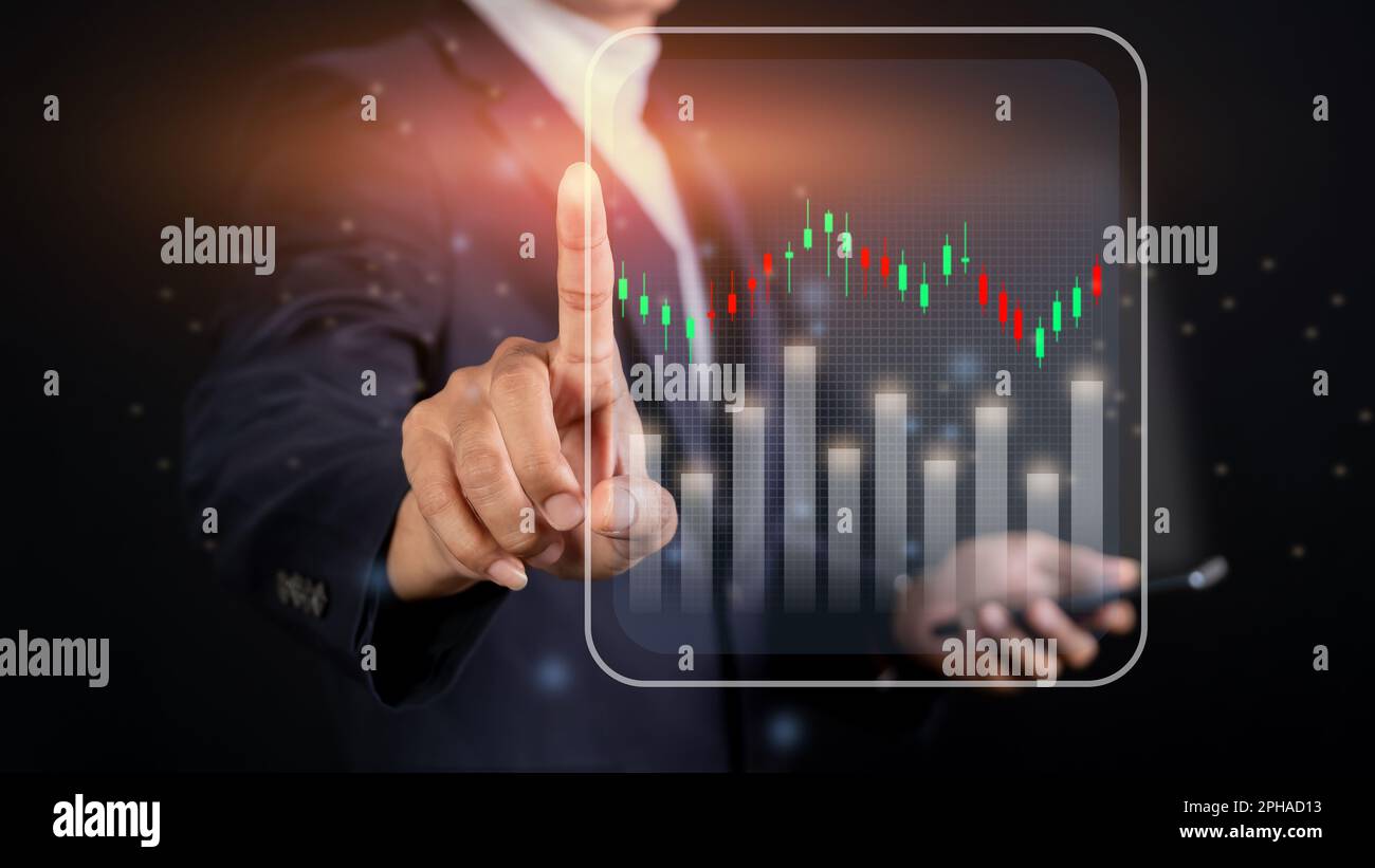 Investment stock Market concept, l'investisseur boursier homme d'affaires touchant l'écran virtuel graphique Banque D'Images
