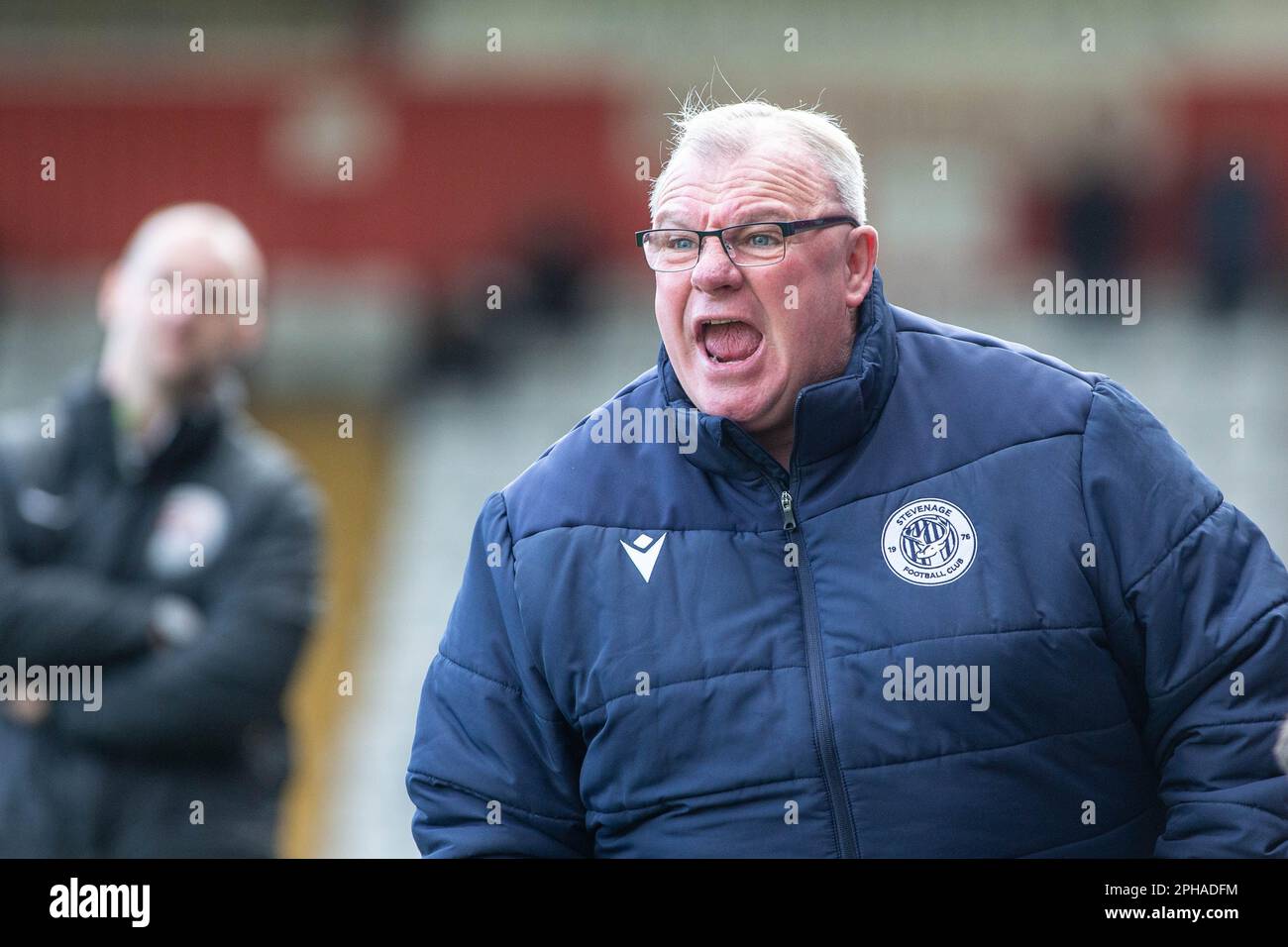 Steve Evans, le responsable du football, debout sur le réseau pendant le match alors qu'il était entraîneur-chef au Stevenage football Club Banque D'Images