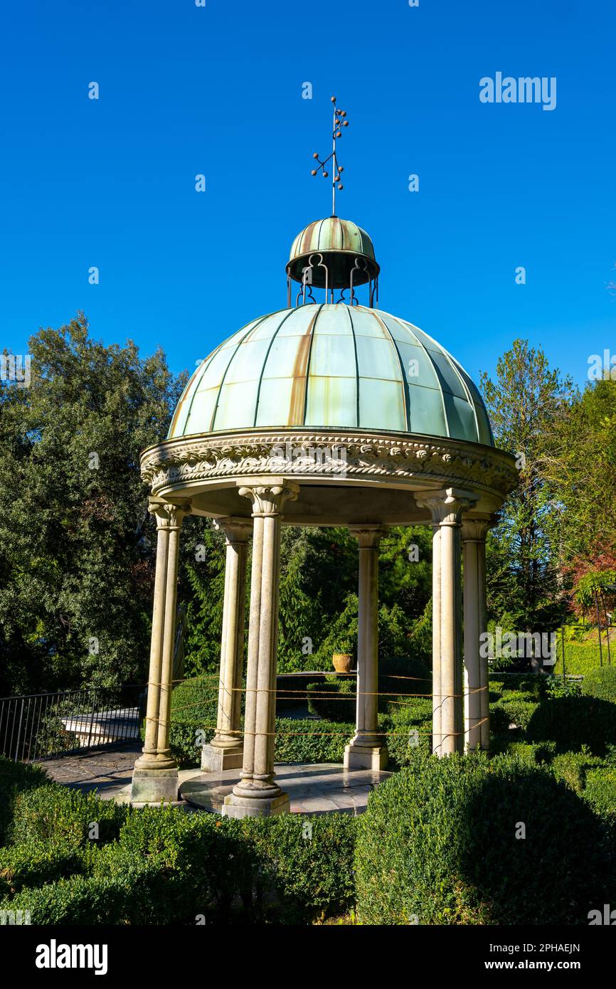 Dôme avec colonne dans la forêt côté montagne et ciel bleu clair dans le parc Scherrer à Morcote, Tessin, suisse. Banque D'Images