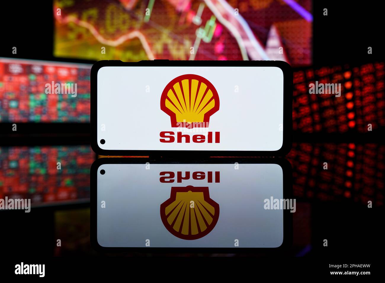 Paris, France - 2023 28 mars : les actions de la société Shell ont chuté en Bourse. Crise financière et échec de la société Shell. Banque D'Images