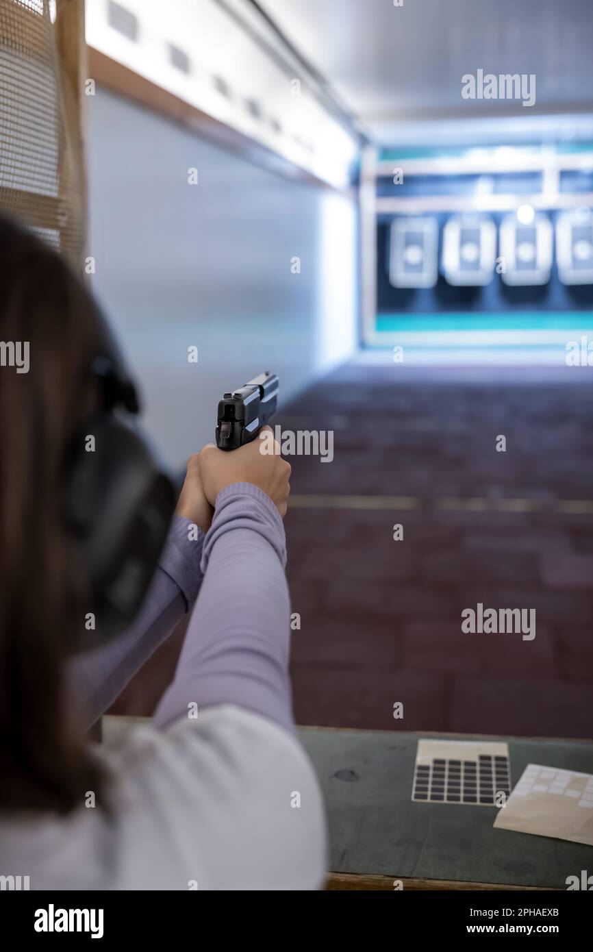 Femme qui a tiré avec un fusil dans le champ de tir de Target en Suisse. Banque D'Images