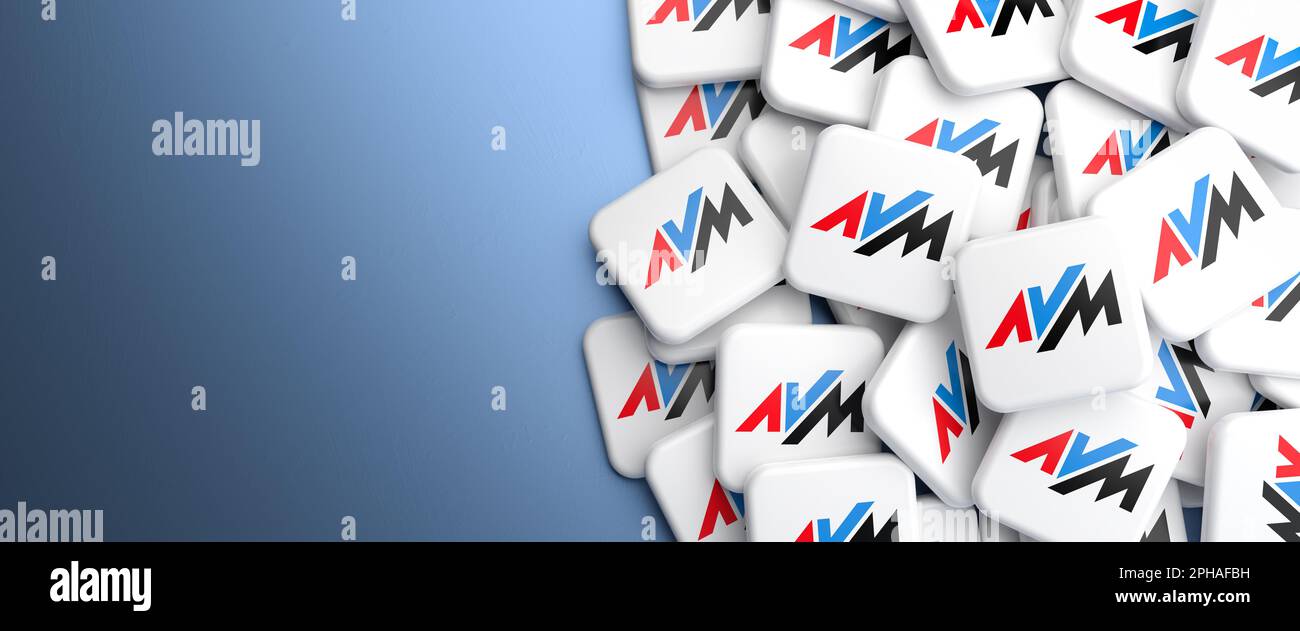 Logos de la société de matériel de mise en réseau informatique AVM (connue pour ses routeurs Fritz Box) sur un tas sur une table. Format de bannière Web, espace de copie. Banque D'Images
