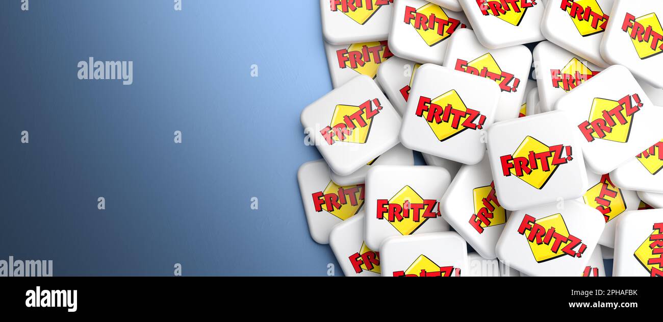 Logos de la marque Fritz (Fritz box routers par la société AVM) sur un tas sur une table. Format de bannière Web, espace de copie. Banque D'Images