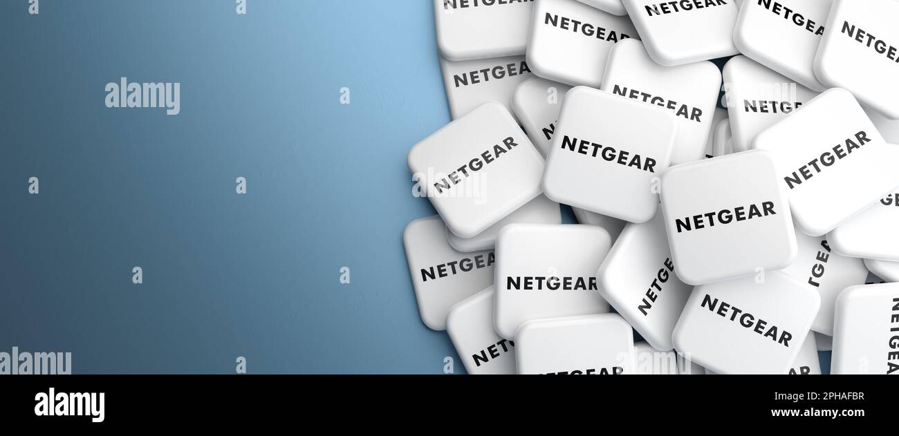 Logos de la société de matériel de mise en réseau informatique Netgear sur un tas sur une table. Format de bannière Web, espace de copie. Banque D'Images