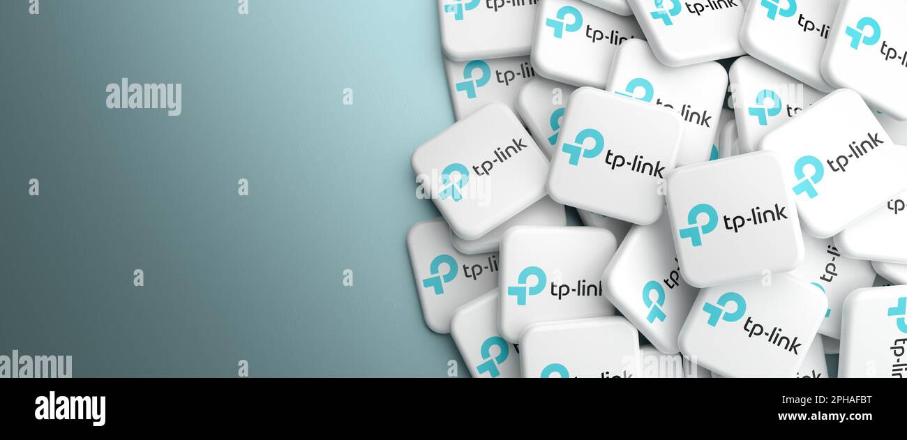 Logos de la société d'équipement de mise en réseau informatique TP-Link sur un tas sur une table. Format de bannière Web, espace de copie. Banque D'Images